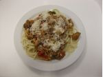 Špagety s vepřovým masem, zeleninou a sýrem