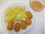 Nugety z lososa, brambory, zelný salát s mrkví