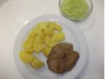 Pečený karbenátek, brambory, okurkový salát