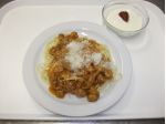 Špagety s vepřovým masem, zeleninou a sýrem