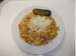 Těstovinové rizoto s drůbežím masem, zeleninou a sýrem, okurek