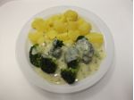 Vařená brokolice, brambory, sýrová omáčka