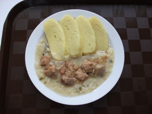 Vepřové kostky, dušená kapusta, bramborový knedlík